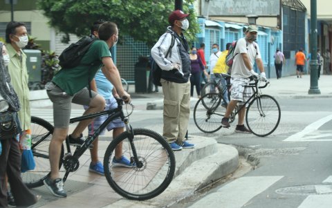 Movilidad. Estar atentos a las señales, peatones y en tránsito en las vías es primordial al momento de conducir una bicicleta en el entorno urbano.