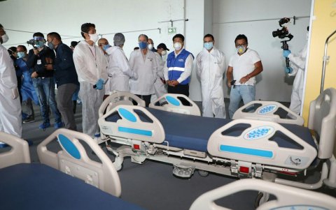 Autoridades municipales y del Ministerio de Salud durante un recorrido por el Centro de Atención Temporal.