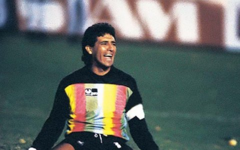 Carlos Luis Morales se arrodilla y festeja luego de atajarle el penal a José Tiburcio Serrizuela en 1990.