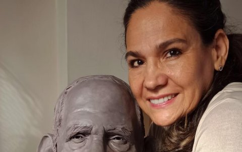 Hellen Constante posa con la primera parte del monumento a Carlos Aurelio Rubira Infante.