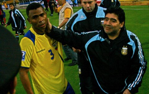 Iván Hurtado y Diego Maradona en uno de los partidos de eliminatorias.