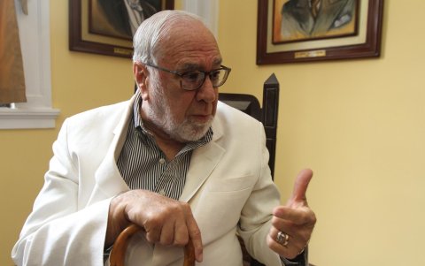 El gobierno de Gustavo Noboa (2000), tras la salida de Mahuad, mantuvo y fortaleció el dólar.