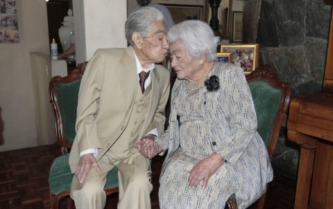 Sus hijos deben ayudarlos a movilizarse debido a su avanzada edad.