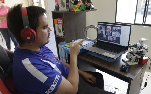 Patricio en medio de uno de los talleres de programación.