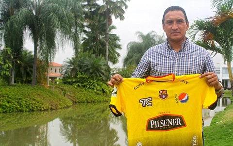 Manuel Uquillas, goleador histórico de Barcelona, cuestiona el nivel de algunos refuerzos canarios.