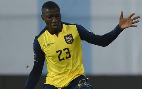 Moisés Caicedo tuvo su primera convocatoria con la Tri y debutó contra Argentina.