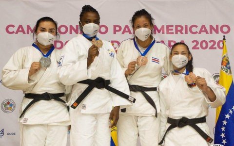 Vanessa Chalá (segunda de izq. a der.)se consagró campeona panamericana en los -78 kilogramos del torneo.