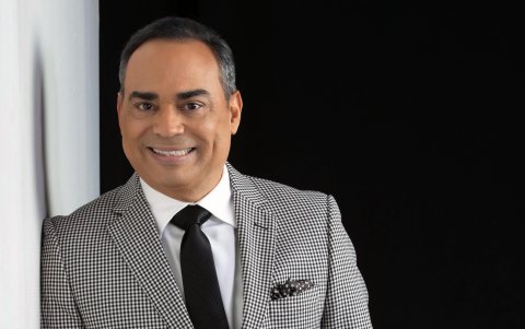 Reconoce los beneficios de las redes sociales, aunque teme que cree relaciones poco personales.