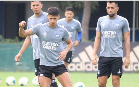 El olfato goleador de Facundo Barceló (c) apareció en la parte final, pero el penalti que falló en el Clásico lo marcó.