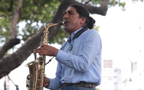 Yaku toca el saxofón y no descarta un encuentro musical con Juan Fernando Velasco