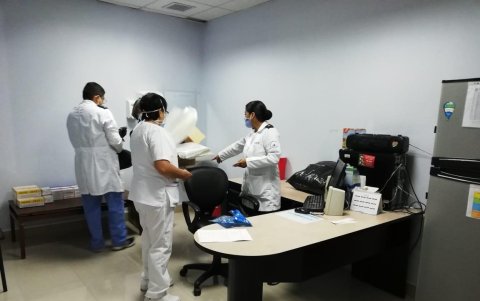 El proceso de vacunación contra la Covid-19 (Plan Piloto) arranca en Quito con el personal médico del Hospital Militar.