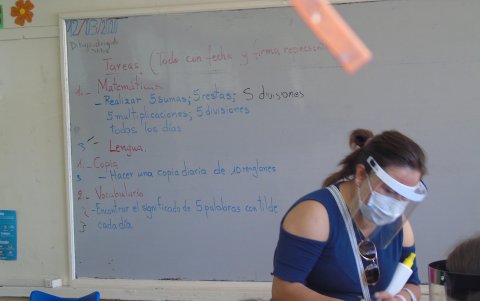 En el pizarrón todavía está escrita la tarea que se envió en marzo pasado. La escuela cerró ese día por la pandemia.