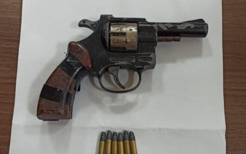 El revolver y la cadena que encontraron como evidencia a dos asaltantes de taxistas.