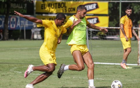 Nixon Molina (i), mediocampista de Barcelona, será titular ante Liga de Quito.