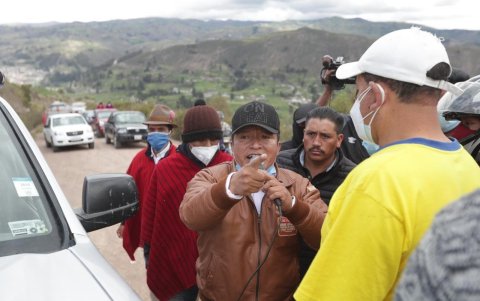 El pasado mes de abril, mientras bloquea la carretera para impedir el paso de Guillermo Lasso, el alcalde despotrica contra los “monos” y “malditos” que tanto odia.
