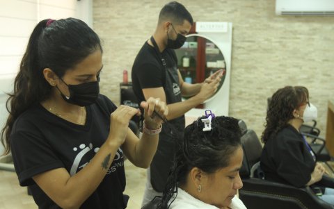 Entre los negocios figuran las peluquerías.