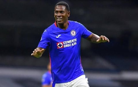 El delantero ecuatoriano Brayan Angulo celebra uno de sus dos goles marcados con la camiseta del Cruz Azul.