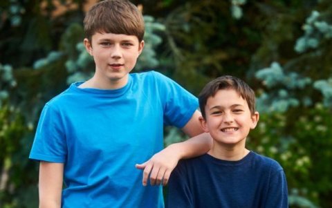 Ellos son Harry y Charlie, los hermanos que fueron grabados por Howard Davies-Carr mientras jugaban.