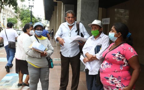 Algunos de los usuarios de CNEL que han reclamado al pie de la Defensoría del Pueblo por facturas altas.