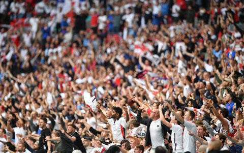 La hinchada de Inglaterra celebrando