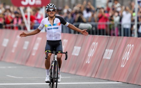 Richard Carapaz haciendo su entrada triunfal en la prueba de Ruta del ciclismo de los Juegos Olímpicos de Tokio 2020.