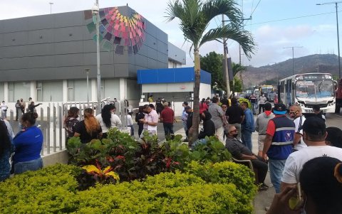 Los allegados desde temprana horas de este miércoles 29, se agolparon en los exteriores del Laboratorio de Criminalística y Ciencias Forenses.