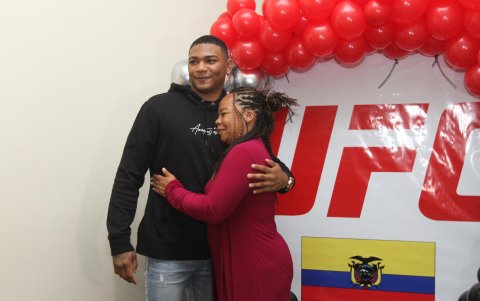 Michael acompañado de doña Katty Hurtado, su progenitora y pilar fundamental en el desarrollo deportivo y motivación del tricolor.