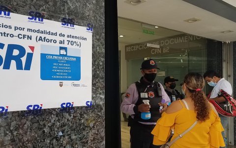 Las entidades públicas como el SRI mantienen las medidas de bioseguridad al ingreso y piden la presentación del carnet de vacunación.
