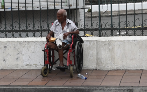 Leonardo Quintero, un adulto mayor de 93 años que a diario debe pagar por el alquiler de la silla de ruedas.