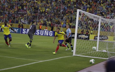 Jefferson Montero celebra el tanto ante Uruguay, que significó la clasificación al Mundial de Brasil 2014.