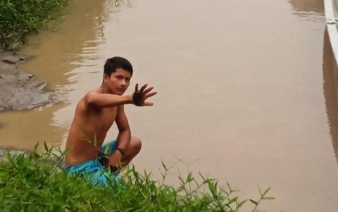 Emerson Tapuy bajo temprano como de costumbre realizar el aseo personal al brazo río Napo de la reserva del Yasuní y permanecen las manchas de crudo.