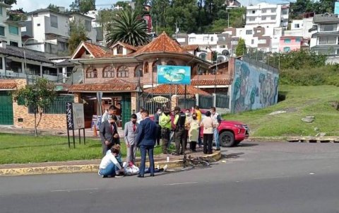 La deportista quedó tendida en el pavimento a la altura del Puente 8 de la autopista General Rumiñahui en febrero de 2022.