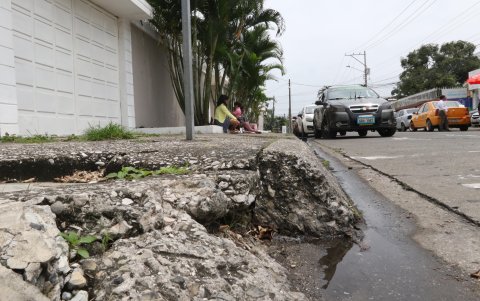 Urdesa. En el vecindario resulta complejo caminar ante las grietas de las aceras.