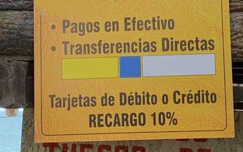 En un local en Manabí está pegado este letrero, sin que exista una autoridad que frene este abuso.