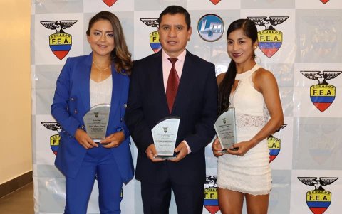Las mundialistas Glenda Morejón y Paola Pérez, junto al DT Julio Chuqui.