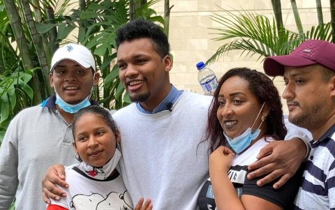 Mina (c) volvió al país y fue recibidido por su familia luego de 850 días detenido en una cárcel en Estados Unidos.