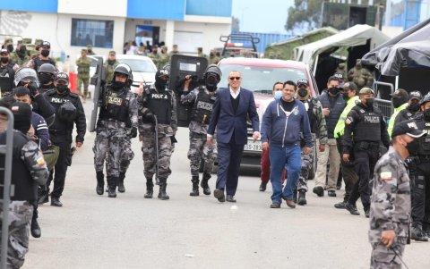 Salida. Jorge Glas, aunque dijo al juez que cojeaba, se lo vio caminando normalmente.
