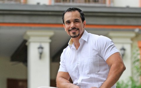 Jonathan conserva la esencia del guayaco de guayabera, del arroz con menestra y el peloteo.