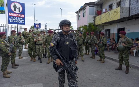 Militares ecuatorianos realizan operativos con fin de contrarrestar hechos delictivos y de violencia, durante el estado de excepción, en Guayaquil (Ecuador), en una fotografía de archivo.