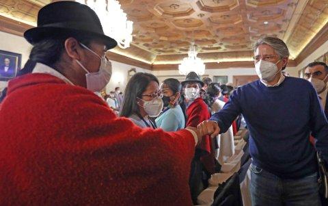 El presidente Lasso saluda con Leonidas Iza en una reunión en el Palacio de Carondelet el 4 de octubre de 2021.