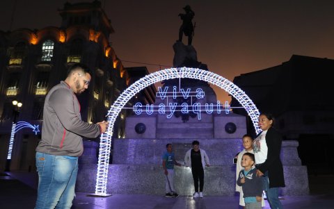 Sara Contreras y su familia decidieron pasear por los lugares iluminados con colores alusivos a las fiestas julianas.