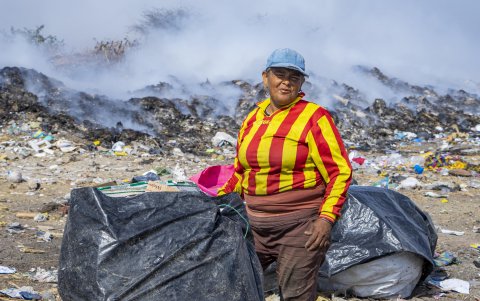 Los recicladores conviven entre los animales en el botadero municipal