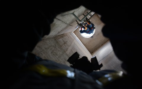 Antes de que el equipo baje, uno de ellos lo hace con un aparato para medir los gases tóxicos. “Es seguro bajar”, grita.