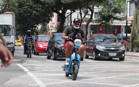 Las motos eléctricas circulan sin que nadie las controle.