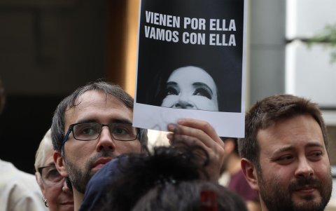 Un momento de la concentración en repulsa por el atentado a la vicepresidenta de Argentina, Cristina Fernández, este viernes frente a la embajada Argentina, en Madrid.