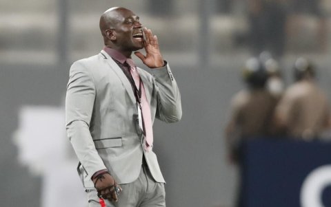 Segundo Alejandro Castillo pura elegancia para dirigir los partidos.