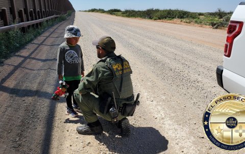 Un agente de la patrulla fronteriza de Estados Unidos encontró al menor deambulando solo en el desierto.