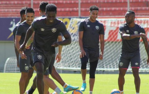 Adé (c) se convirtió convirtió en el hombre más importante de la defensa de Aucas