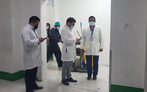 El Dr. Francisco Pérez (centro), nuevo gerente general del Hospital Teodoro Maldonado Carbo, del IESS durante un recorrido por la institución el 13 de septiembre.