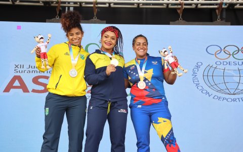 La medallista olímpica Neisi Dajomes afrontó bien el cambio de categoría de 76 kg a 81 kg.
